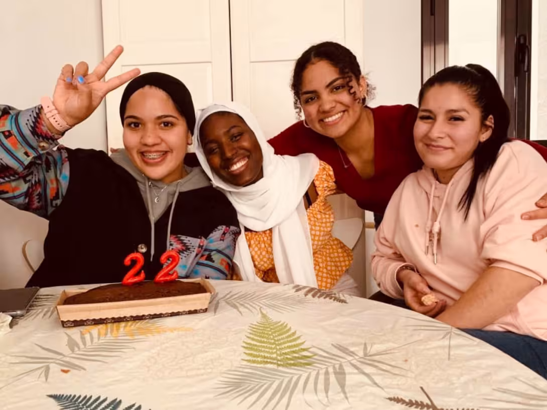 dones celebrant l'aniversari